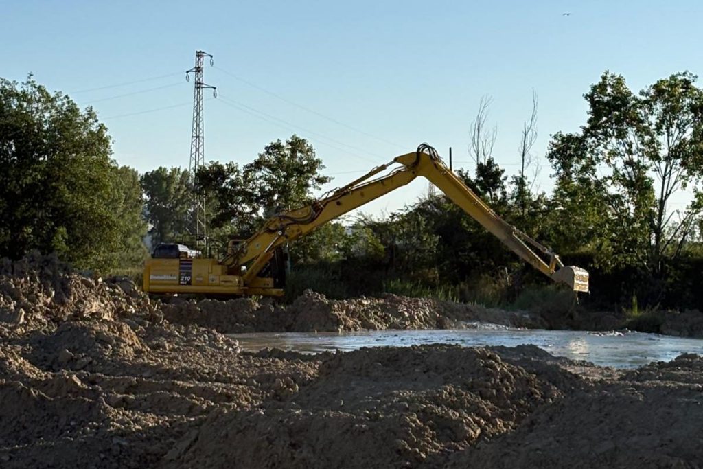 Rami Custom ditch cleaning excavator with engineered design, advanced modifications and tailored customization for industrial projects - 1