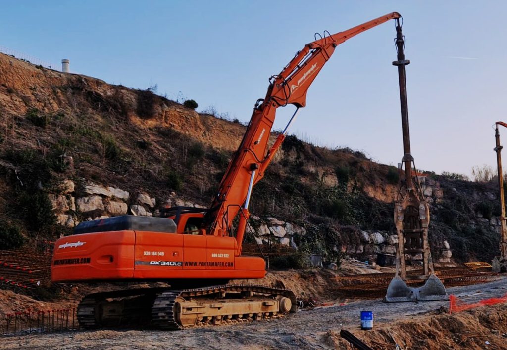 Rami Custom swing boom with engineered design, tailored modifications and advanced solutions for industrial excavator applications